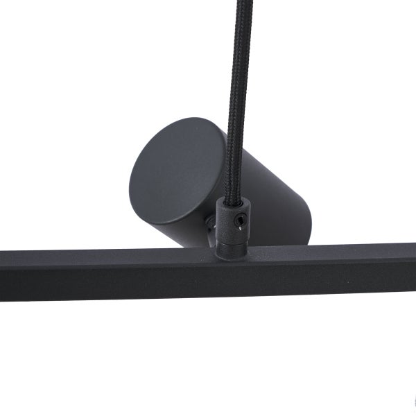 Detailansicht einer schwarzen Pendelleuchte