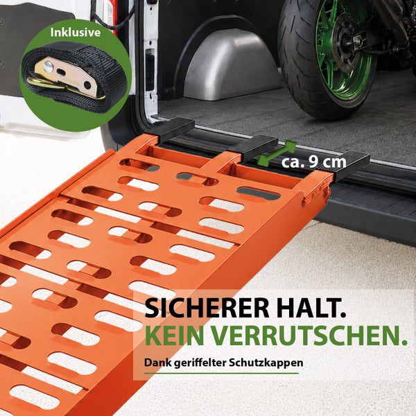 Auffahrrampe mit rutschfesten, geriffelten Schutzkappen von circa 9 Zentimetern Länge an der Ladekante eines Transporters, inklusive Spanngurt.