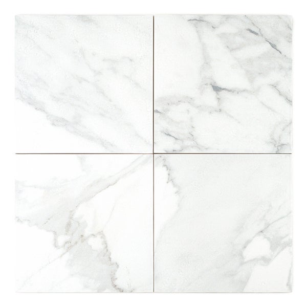 Vier quadratische Wandfliesen mit einer Oberfläche in weißer Marmoroptik mit feiner Maserung