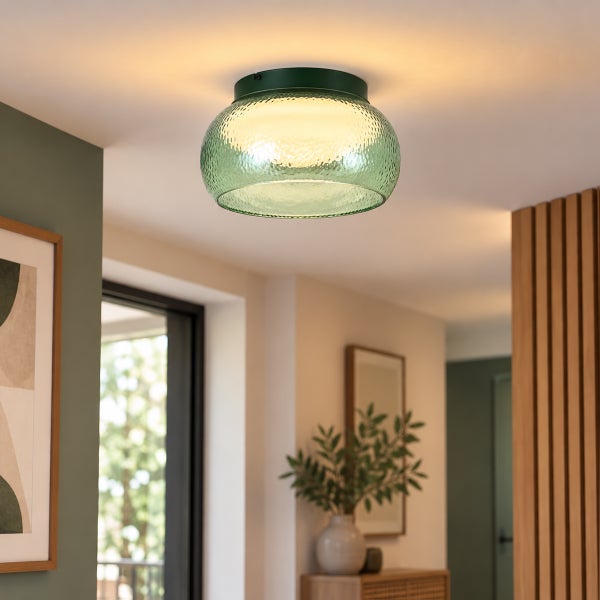 Runde Deckenleuchte mit texturiertem Glasschirm in einem modern eingerichteten Wohnraum mit Holzelementen.