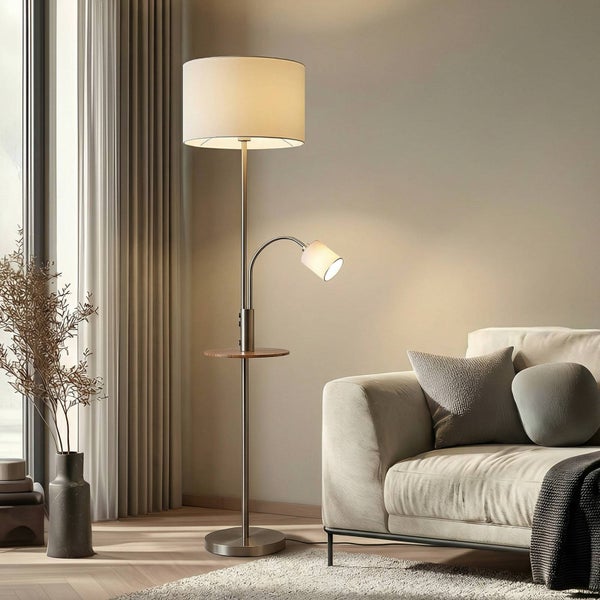 Stehlampe mit Leselampe und Ablagetisch neben Sofa