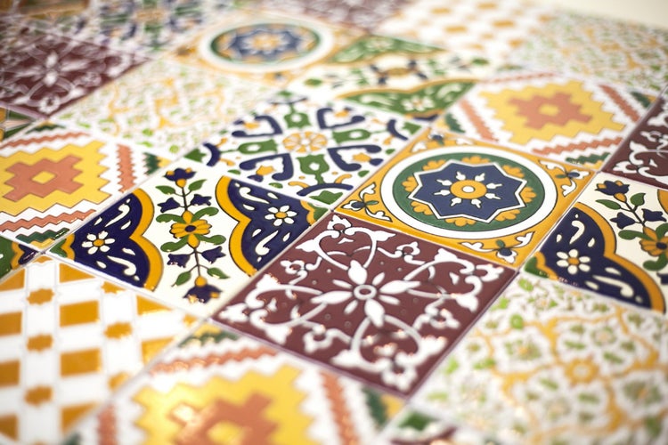 Nahaufnahme von Fliesen mit verschiedenen Mustern für den Innenbereich