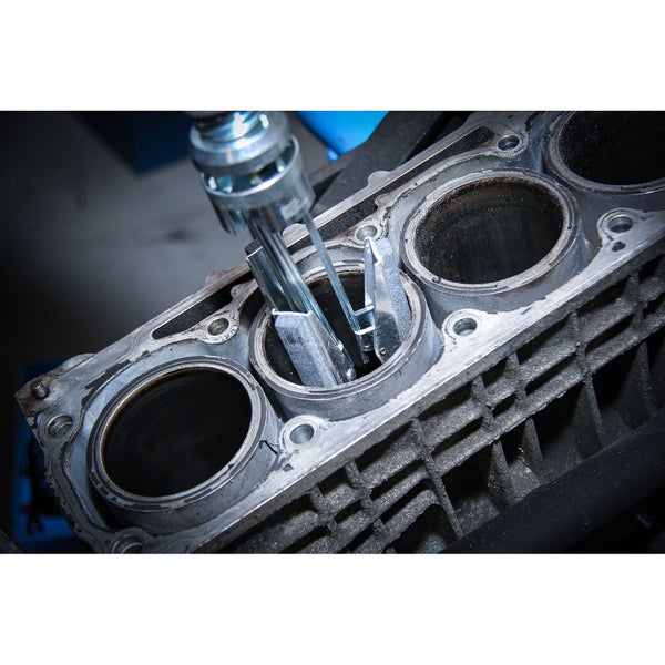 Motorblock mit Zylinderhonwerkzeug zur Bearbeitung der Zylinderlaufbahnen