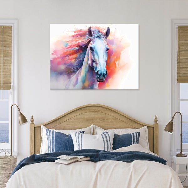 Wandbild mit einer farbenfrohen Aquarellmalerei eines Pferdekopfes, aufgehängt über einem Holzbett in einem hellen, ordentlichen Schlafzimmer.