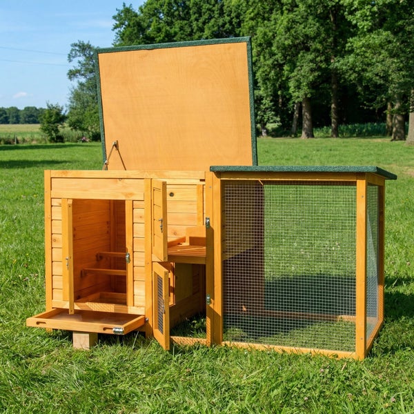Hühnerstall aus Holz mit aufklappbarem Dach und angebautem Freilaufgehege aus Drahtgitter auf einer Rasenfläche.