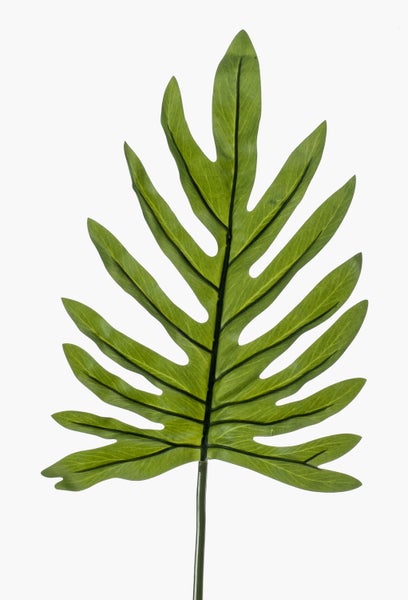 Künstlicher Pflanzenstamm im schwarzen Topf mit strukturierter Rinde.