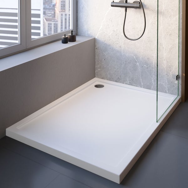 Moderne bodenebene Duschwanne mit Glasduschwand und Armatur in einem hellen Badezimmer mit Marmoroptik Wandfliesen.