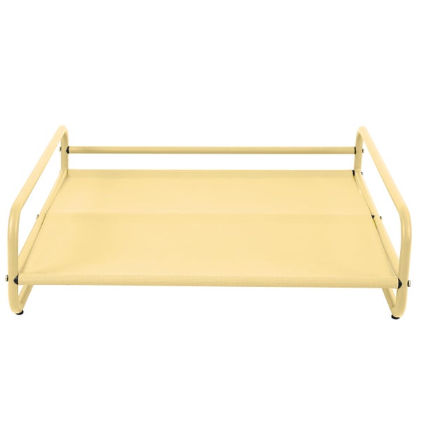 Erhöhtes Hundebett mit Metallrahmen und beigem Textilbezug.