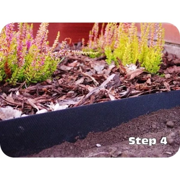 Schritt 4: Installierte schwarze Rasenkante zur Trennung eines Beetes mit Rindenmulch und Heidekraut von nackter Erde.