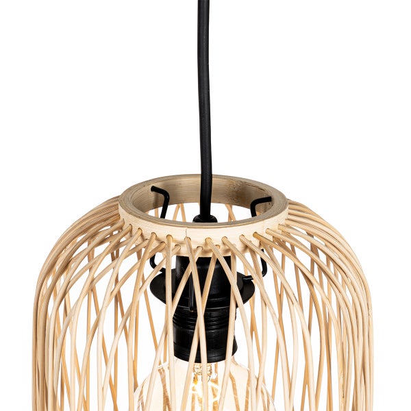 Detailansicht einer Pendelleuchte aus Bambus mit schwarzem Kabel und sichtbarem Leuchtmittel.
