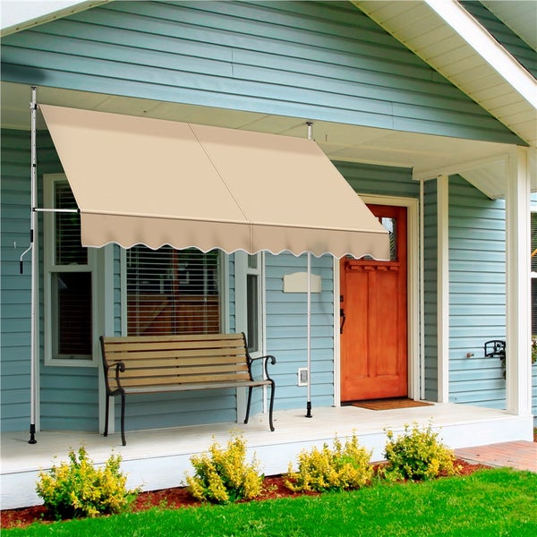 Hausfassade mit ausfahrbarer Markise, Bank und Bepflanzung