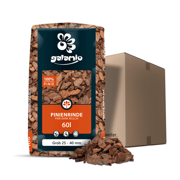 Galamio Pinienrinde grob 25 bis 40 Millimeter im 60 Liter Sack neben einem Versandkarton.