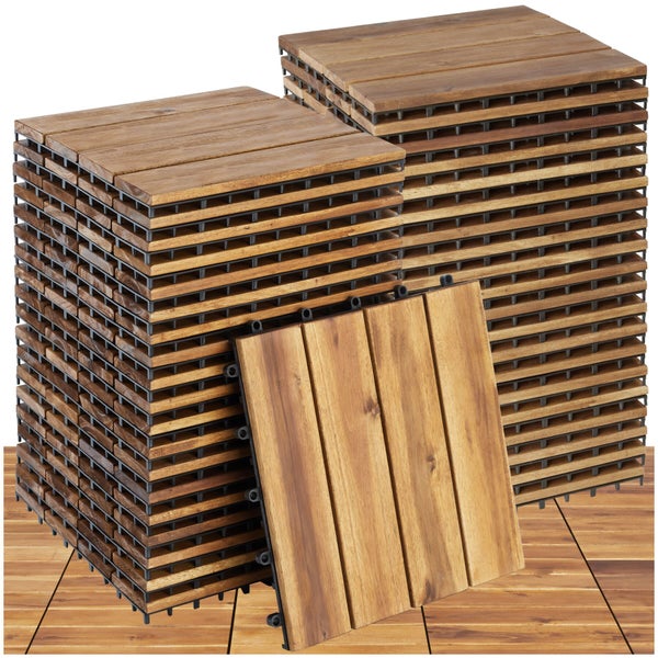 Stapel von quadratischen Holzfliesen aus Akazienholz mit Kunststoffunterkonstruktion zum einfachen Verlegen auf der Terrasse