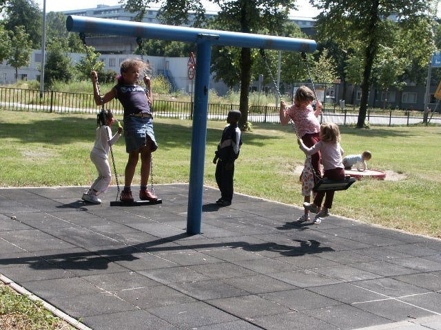 Doppelstabmattenzaun mit Zaunpfosten vor grüner Vegetation
