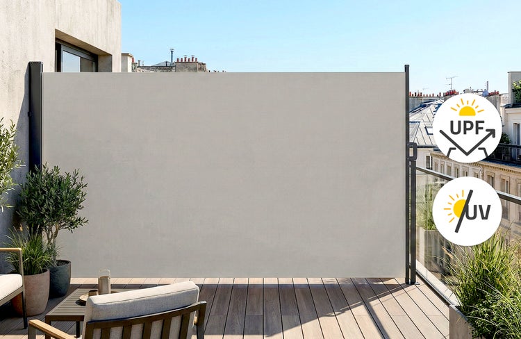 Helle, moderne Dachterrasse mit Holzboden und ausziehbarer Seitenmarkise als Sichtschutz mit Ultraviolett-Schutz und Lichtschutzfaktor.