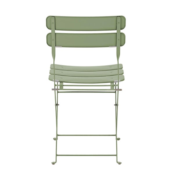 Klappbarer Gartenstuhl aus Metall in Salbeigrün mit Lattenstruktur.