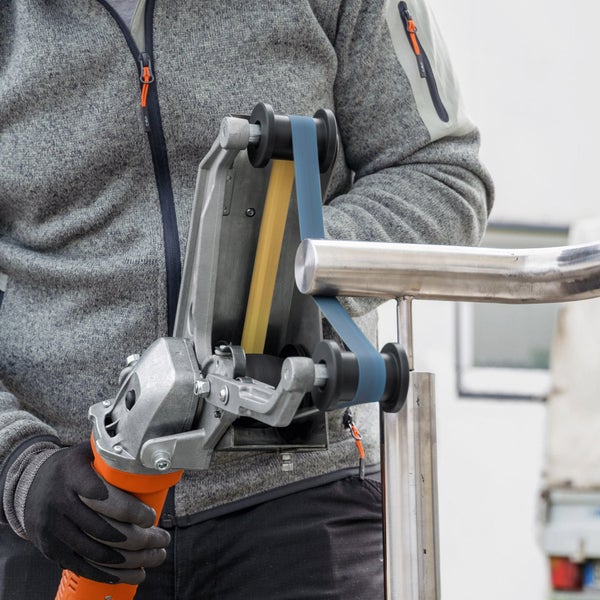 Heizkörper mit Thermostatventil, Front- und Seitenansicht