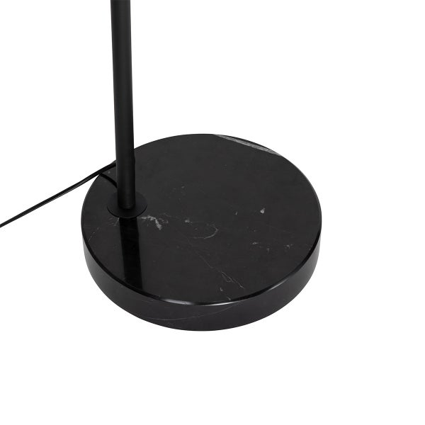 Detailaufnahme eines Lampenfußes aus Marmor