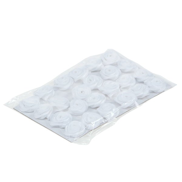 Packung mit künstlichen Satinrosen in Weiß, angeordnet in einer Klarsichtverpackung.