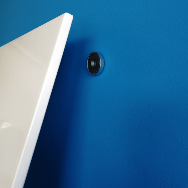 Magnetischer Türpuffer aus Metall zur Wandmontage neben einer Tür.