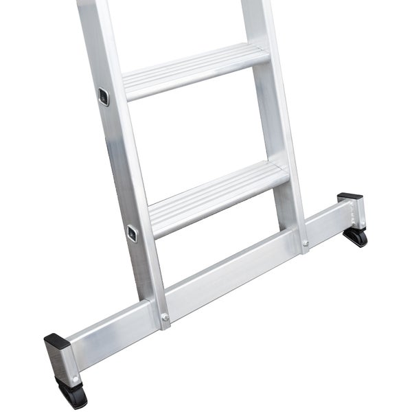 Detailansicht einer Aluminiumleiter mit Stufen und schwarzen Fußkappen