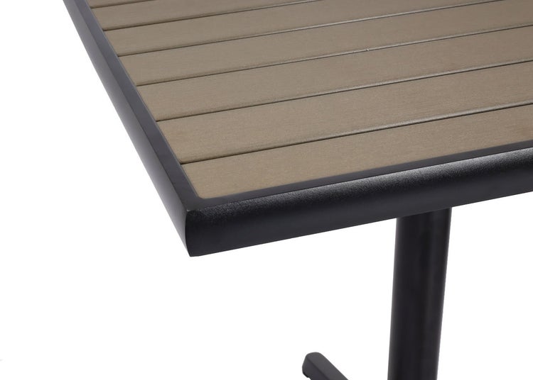 Detailansicht eines Gartentisches mit Lattenmuster und Metallgestell