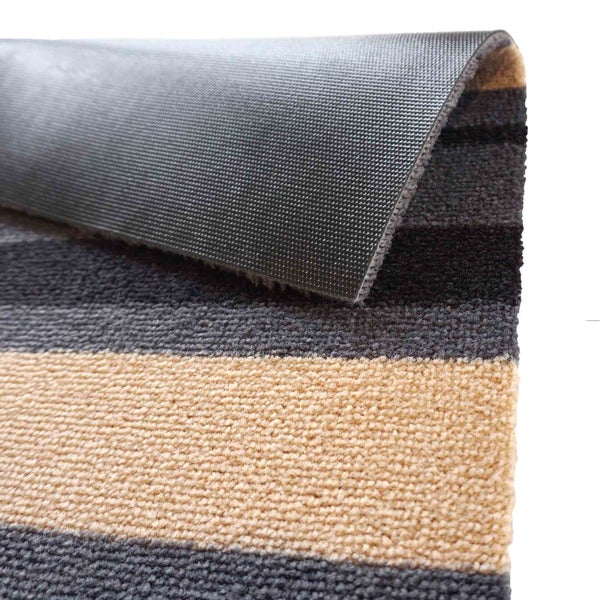 Detailansicht einer gestreiften Fußmatte mit rutschfester Unterseite