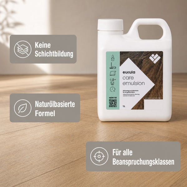 Eine Flasche eukula care emulsion Pflegemittel für geölte Holzböden auf einem Holzboden mit Produktvorteilen wie keine Schichtbildung.