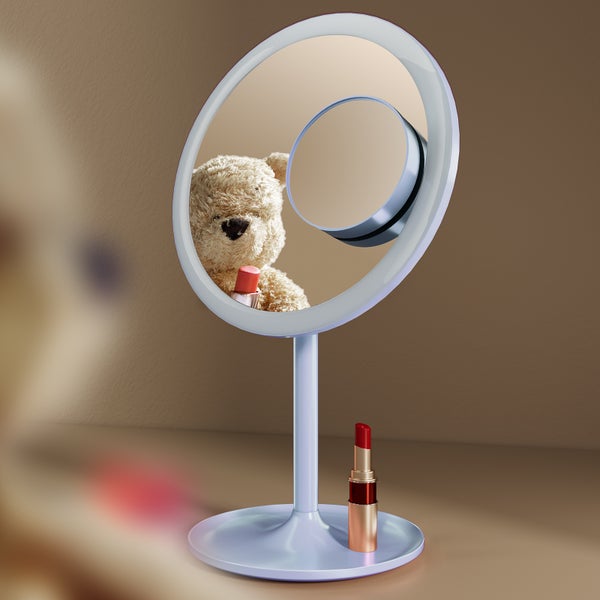 Kosmetikspiegel mit LED-Beleuchtung und Teddybär im Spiegelbild