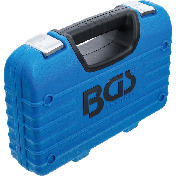 Nahaufnahme eines grünen Wacholders mit gelben Trieben