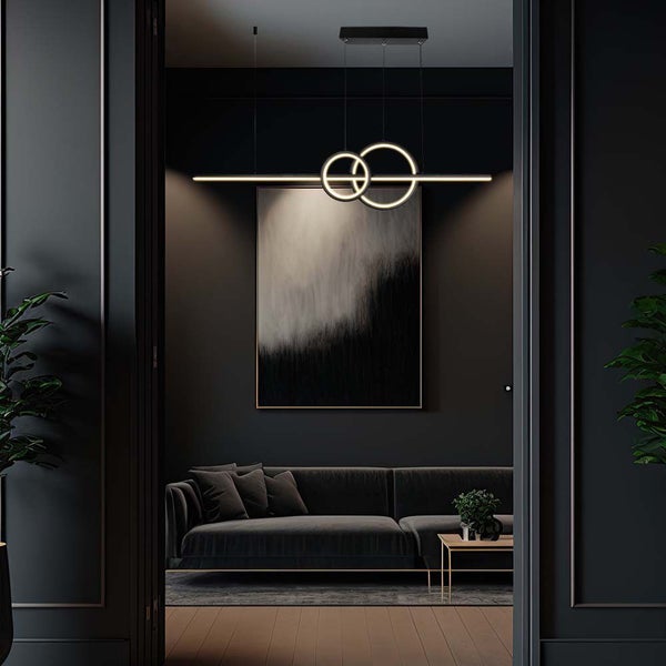 Modernes Wohnzimmer mit auffälliger LED-Hängeleuchte über einem Sofa