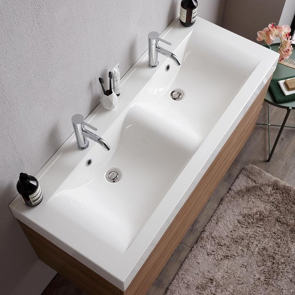 Doppelwaschtisch mit zwei Armaturen und Holzunterschrank im Badezimmer