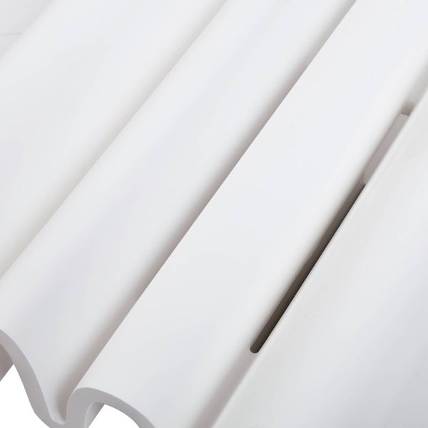 Detailaufnahme eines weißen Wellprofils aus Kunststoff mit glatter Oberfläche.