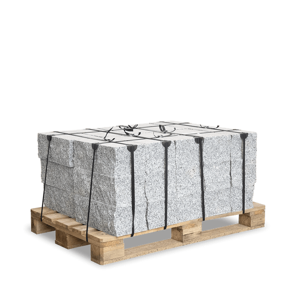 Gestapelte Granit-Randsteine auf einer Holzpalette, gesichert mit schwarzen Kunststoffbändern.