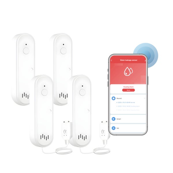 Set aus vier weißen Wassermeldern, zwei davon mit externem Kabelsensor, und ein Smartphone mit App Benachrichtigung bei Wasseralarm.