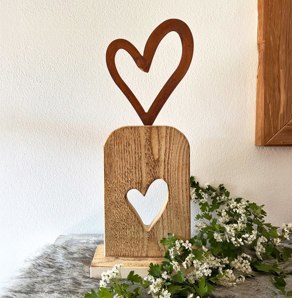 Dekorative Holzfigur mit Metallherz und herzförmigem Ausschnitt als Standobjekt.