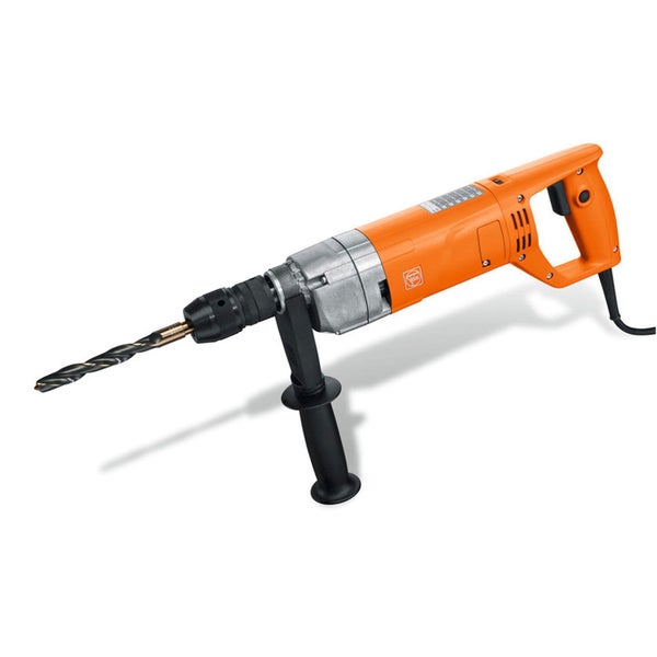 Eine Person bohrt mit einer Fein Bohrmaschine und einem Zusatzhandgriff in einen Metallträger. Eine Sprühdose steht daneben.