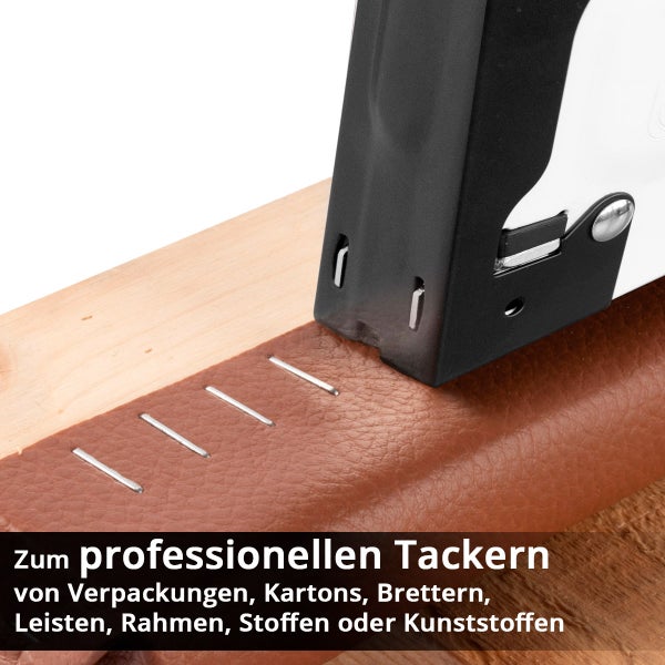 Tacker beim Befestigen von Klammern in Holz und braunem Stoff