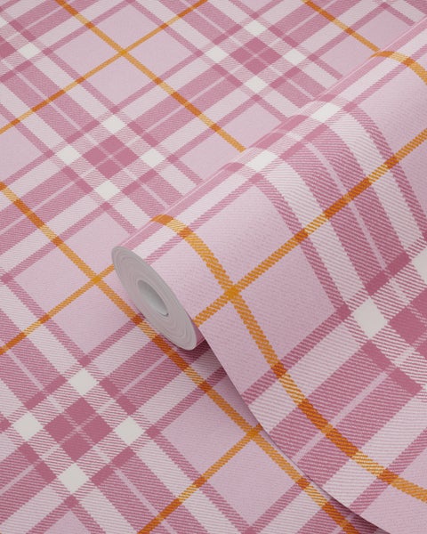 Vliestapete mit Karomuster in Rosa und Weiß sowie orangefarbenen Akzenten.