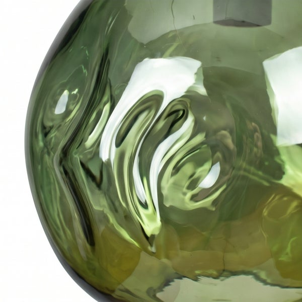 Detailaufnahme einer strukturierten Glaskugel einer Leuchte aus transparentem Glas mit unebener Oberfläche.