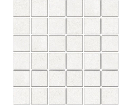 Runder Teppich mit Mandalamuster auf Terrasse mit Rattansesseln und Topfpflanze