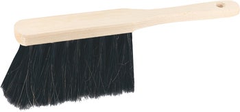 Handfeger mit Holzgriff und schwarzen Borsten.