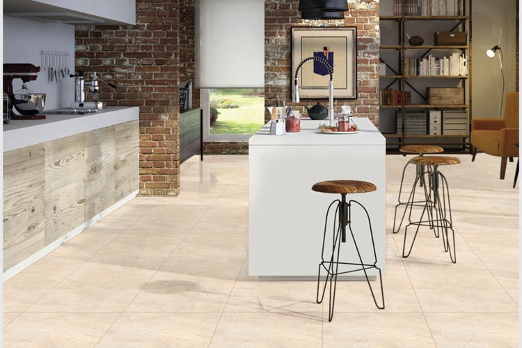 Moderne Küche mit Fliesenboden, Kücheninsel und Barhockern