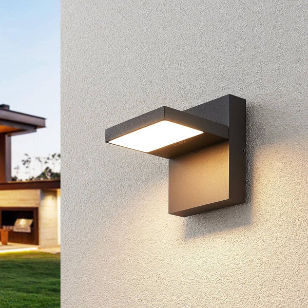 Moderne LED-Außenwandleuchte in Anthrazit, quadratisches Design, warmweißes Licht nach unten strahlend auf einer hellen Hauswand.