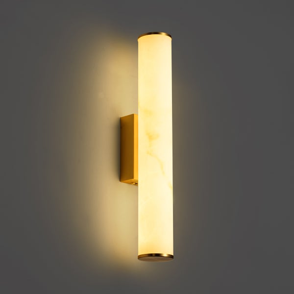 Moderne zylindrische Wandleuchte mit metallischer Halterung und leuchtendem Diffusor in Alabasteroptik