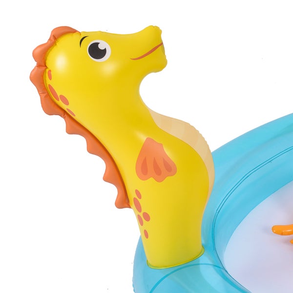 Aufblasbares Seepferdchen als Dekorationselement für ein Planschbecken für Kinder.