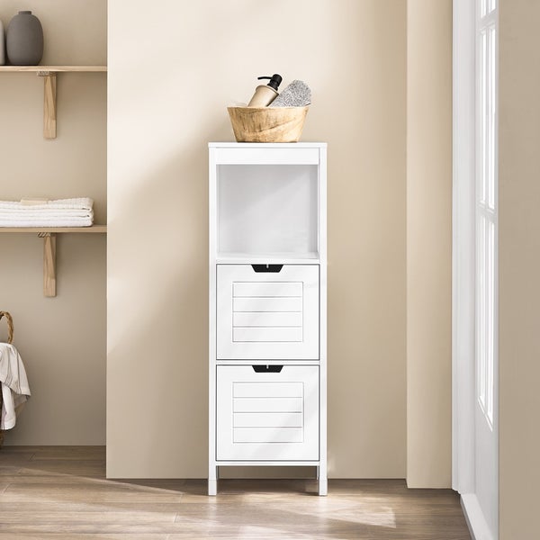 Badezimmer Szene mit einem weißen Badezimmerschrank mit Schubladen und einem offenen Fach