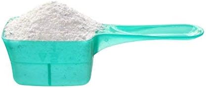 Regal mit gestapelten Stoffkissen in verschiedenen Farben und Pflanzen auf den oberen Regalböden