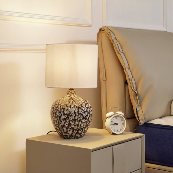 Nachttischlampe mit Lampenschirm, Nachttisch und Wecker im Schlafzimmer