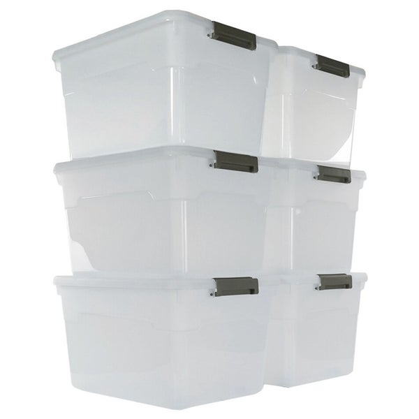 Stapel aus durchsichtigen Aufbewahrungsboxen aus Kunststoff mit Deckel
